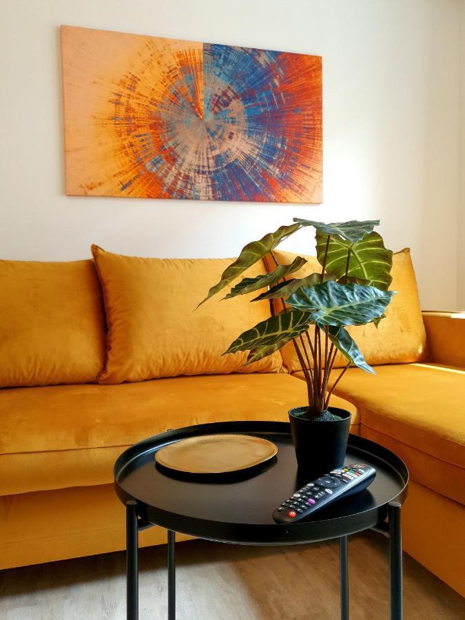 Ferienwohnungen Am Theater - Modern, Zentral Und Ruhig Mit Kueche, Waschtrockner, Netflix, Wlan Und Parkplatz- 2 Zimmer, 52 Qm 콧부스 외부 사진