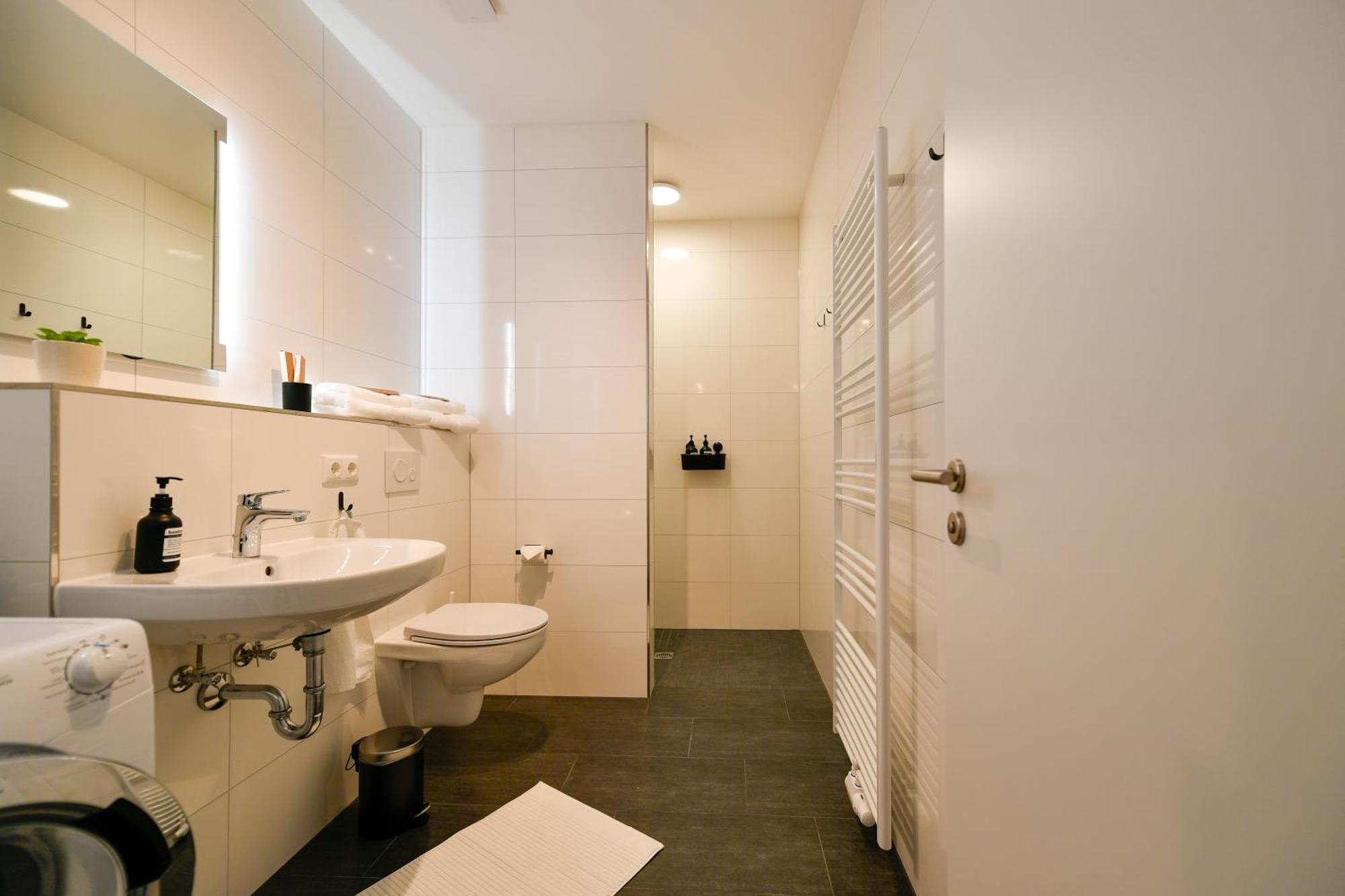 Ferienwohnungen Am Theater - Modern, Zentral Und Ruhig Mit Kueche, Waschtrockner, Netflix, Wlan Und Parkplatz- 2 Zimmer, 52 Qm 콧부스 외부 사진